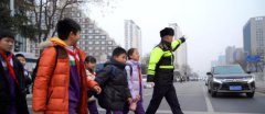 市交警支队直属三大队民警在护送小学生过马路